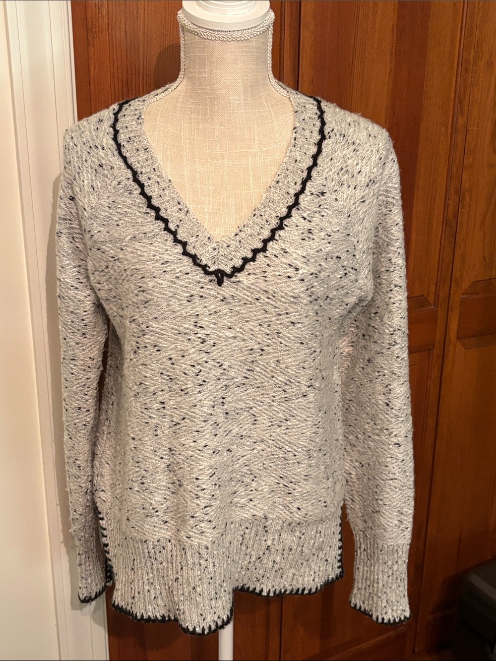 Cable & Gauge Gray V-Neck Knit Sweater with Black Trim - Women